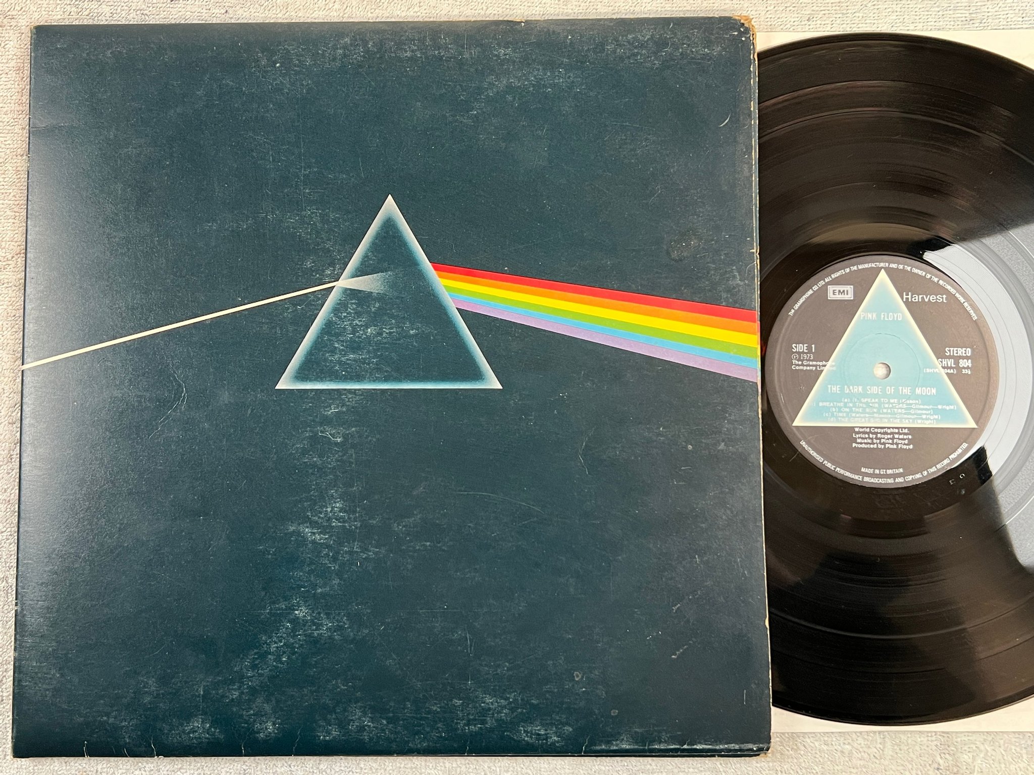 Omslagsbild för skivan PINK FLOYD the dark side of the moon LP -73 UK HARVEST solid triangle SHVL 804
