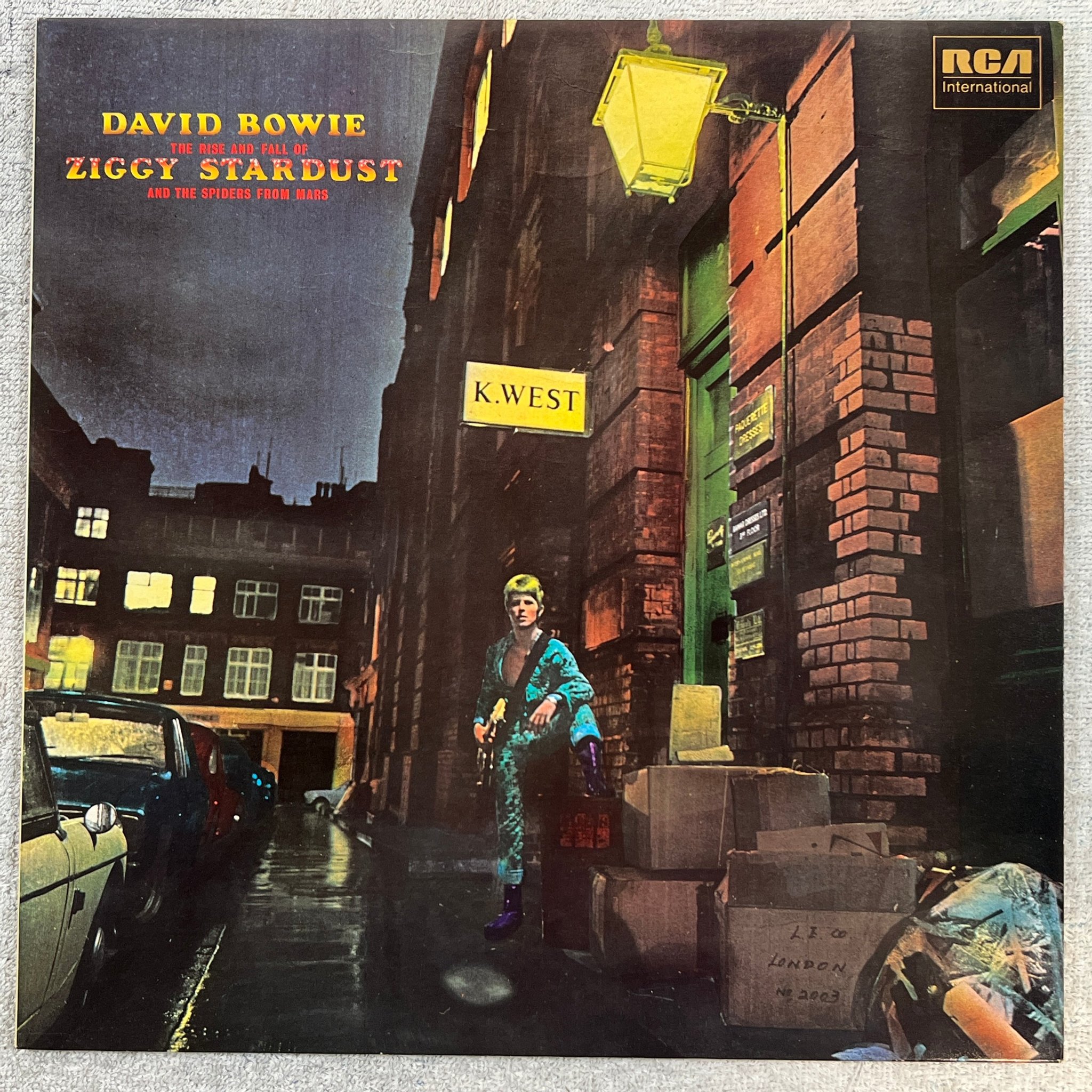 Omslagsbild för skivan DAVID BOWIE the rise and fall of Ziggy Stardust LP UK RCA INTS 5063
