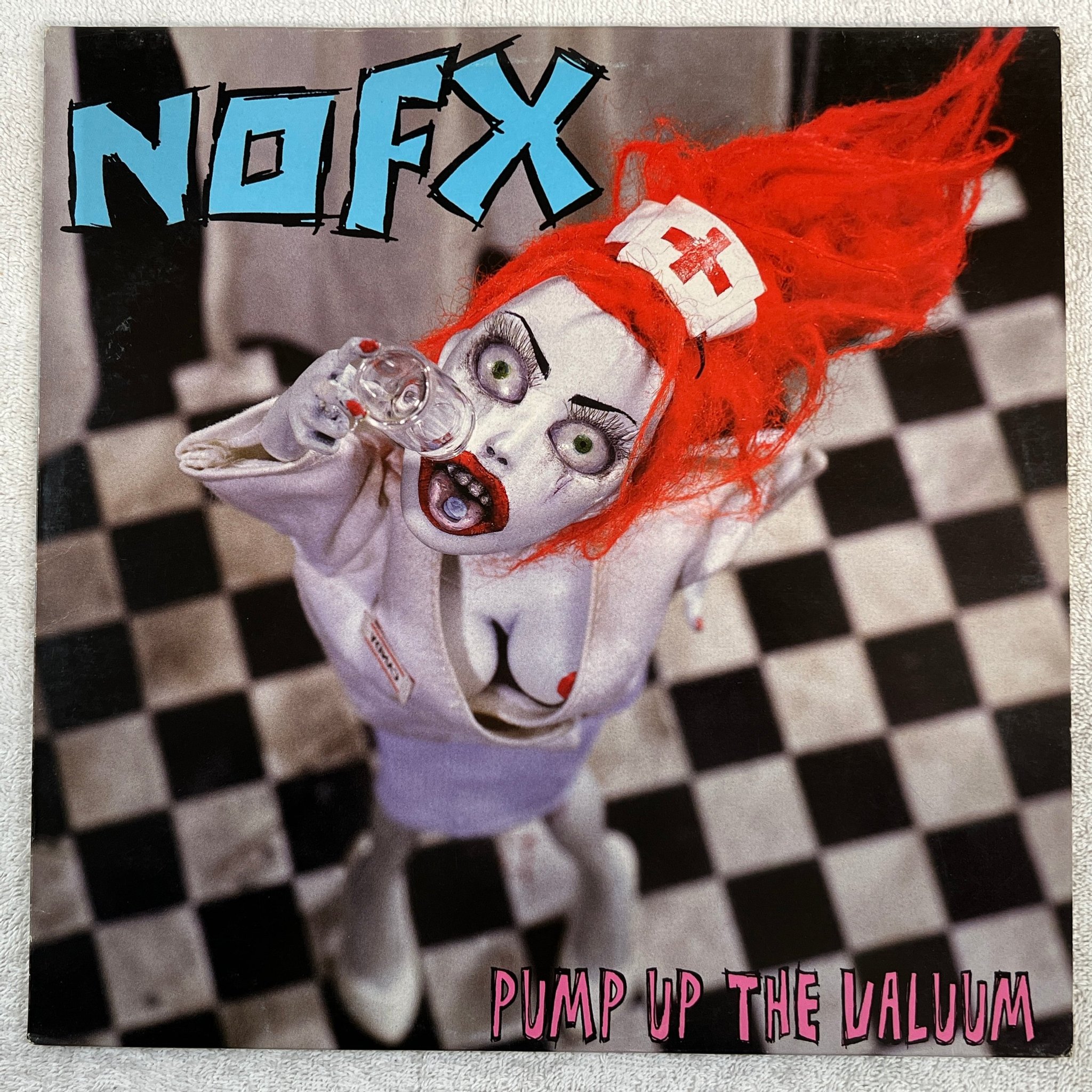 Omslagsbild för skivan NOFX Pump Up The Valuum LP 2000 EU EPIYAPH 6584-1 cyan vinyl ** punk rock **