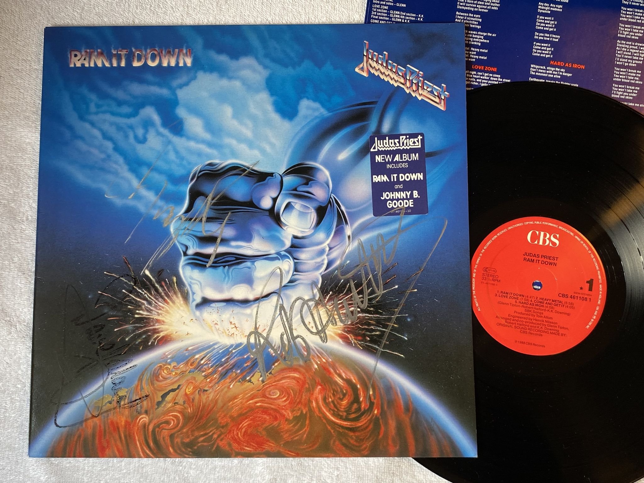 Omslagsbild för skivan JUDAS PRIEST ram it down LP -88 CBS 461108 1 *** SIGNED BY 3 MEMBERS ***