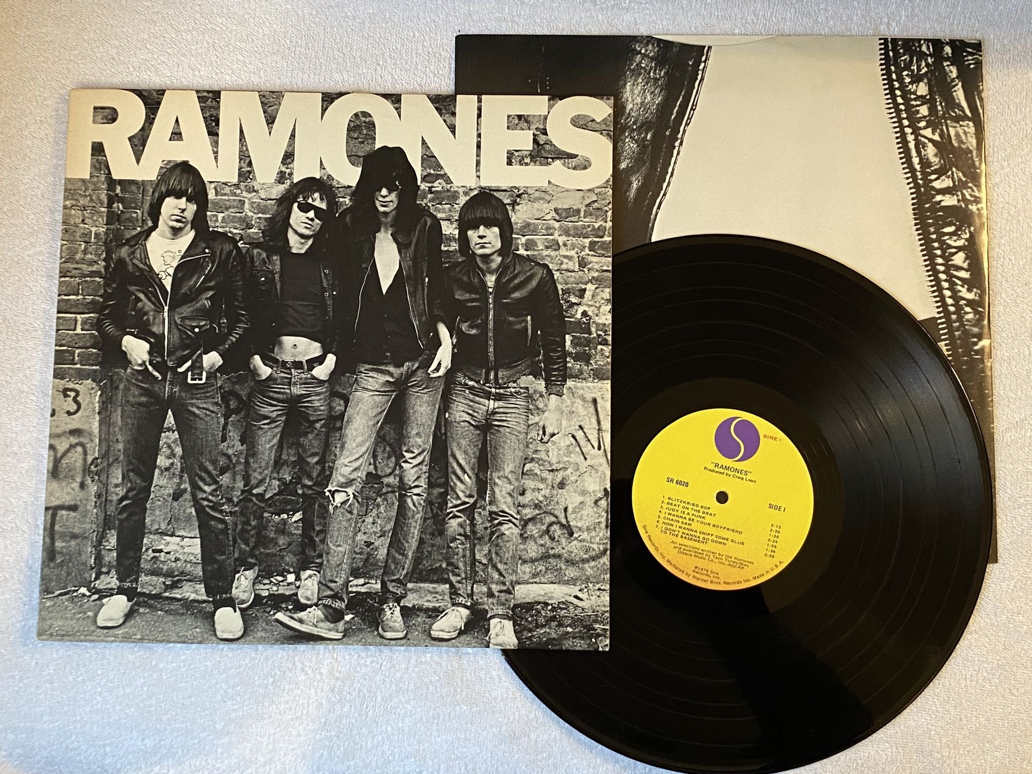 Omslagsbild för skivan RAMONES s/t LP -76/78 US SIRE SR 6020 *** CLASSIC PUNK ROCK N ROLL ***