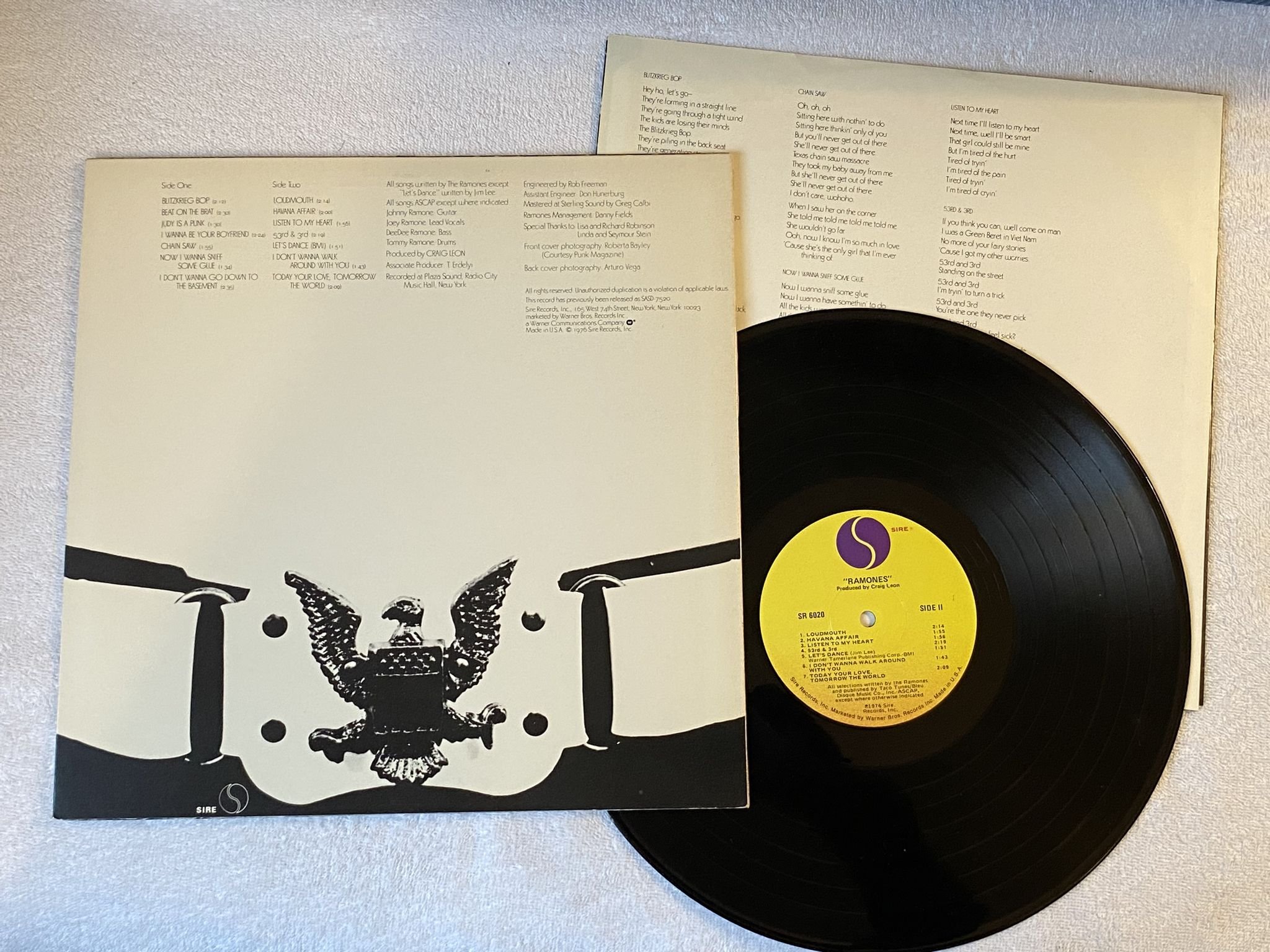 Omslagsbild för skivan RAMONES s/t LP -76/78 US SIRE SR 6020 *** CLASSIC PUNK ROCK N ROLL ***