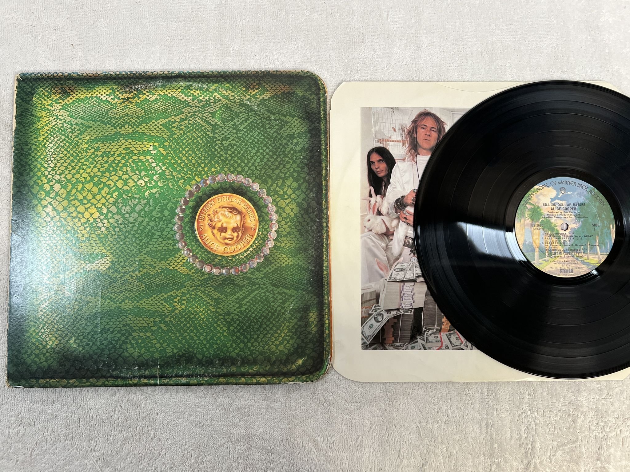 Omslagsbild för skivan ALICE COOPER billion dollar babies LP -73 US WARNER BS 2685 *** COMPLETE ***