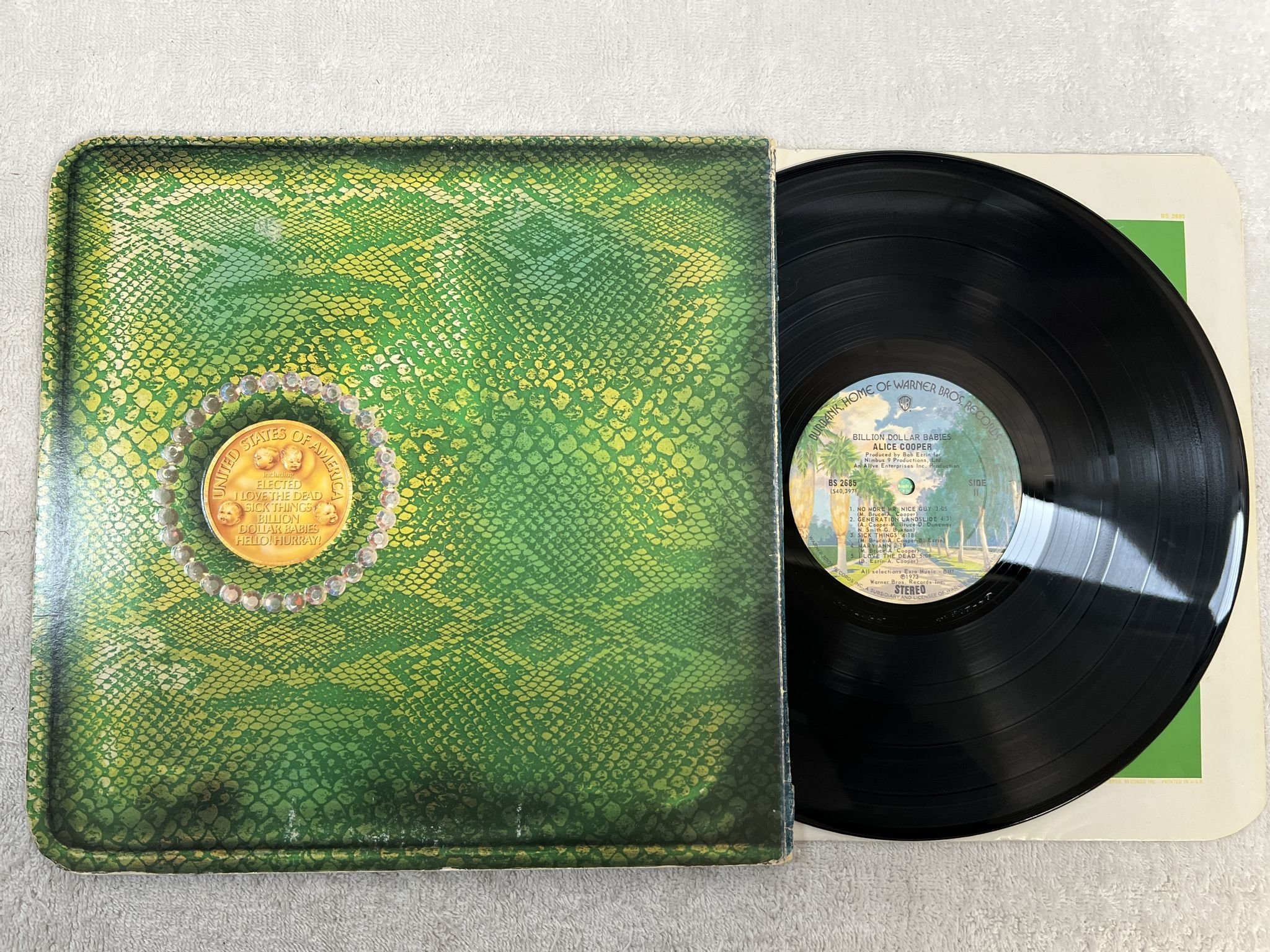 Omslagsbild för skivan ALICE COOPER billion dollar babies LP -73 US WARNER BS 2685 *** COMPLETE ***