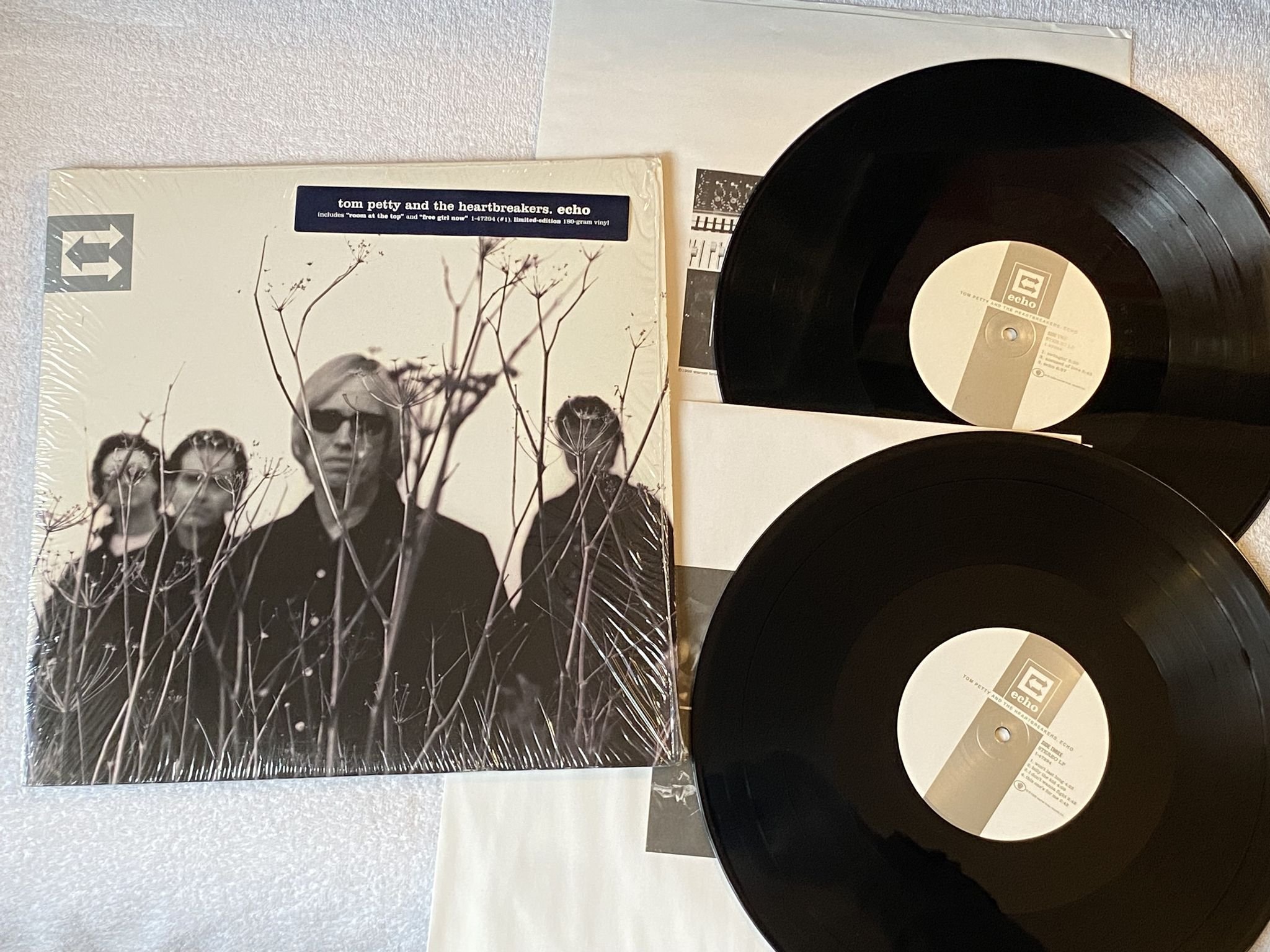 Omslagsbild för skivan TOM PRETTY & THE HEARTBREAKERS Echo 2xLP -99 US WARNER 9 47294-1