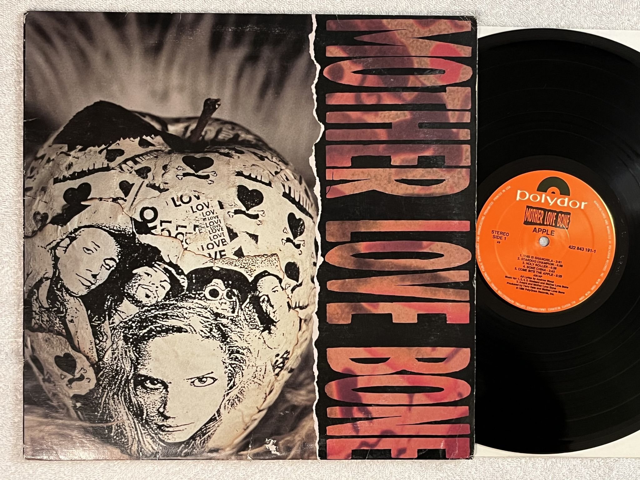 Omslagsbild för skivan MOTHER LOVE BONE Apple LP -90 US polydor 422 843 191-1 *** Mega Rare Grunge ***