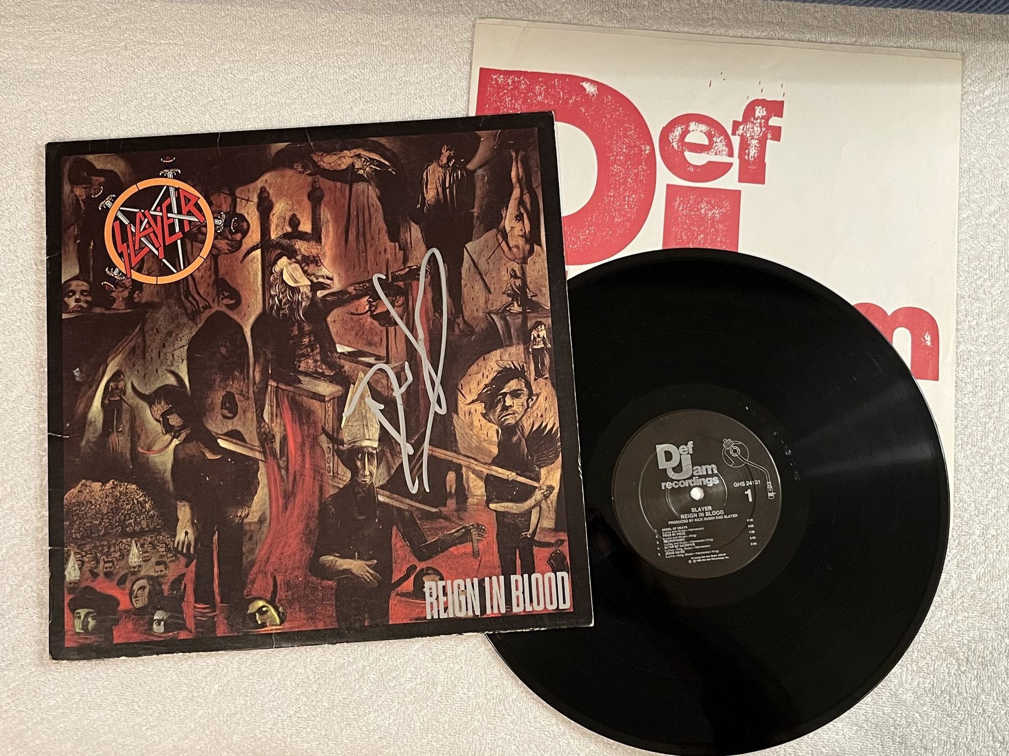 Omslagsbild för skivan SLAYER reign in blood LP -86 US DEF JAM GHS 24131 * Dave Lomabardo's signature *