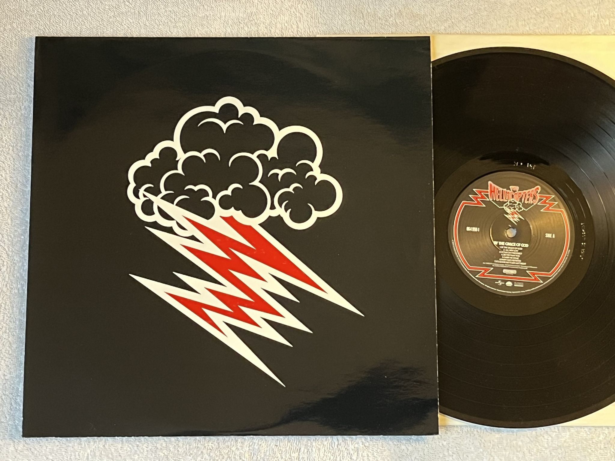 Omslagsbild för skivan HELLACOPTERS By The Grace Of God LP 2002 universal 064 998-1 *** VERY RARE ****