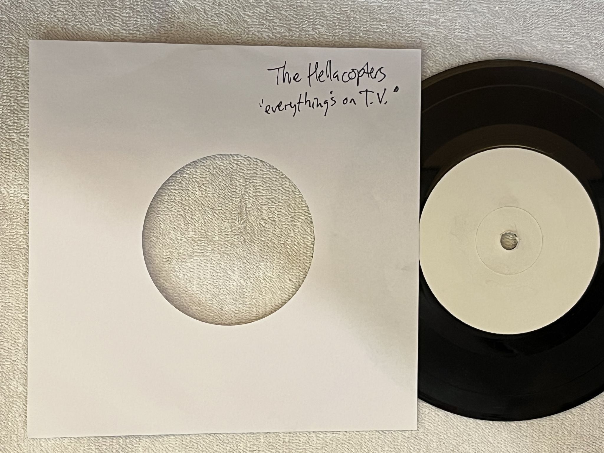 Omslagsbild för skivan THE HELLACOPTERS everything on T.V. 7" 2005 Swe WILD KINGDOM ** TEST PRESS **